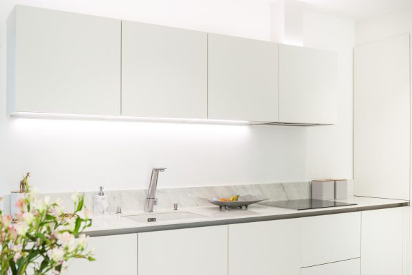 Led nauha keittiöön – näin valitset välitilan valaistuksen!
