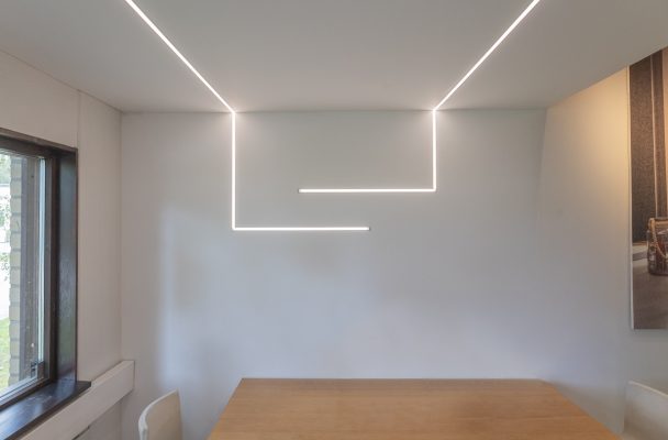 Led-nauhavalaistuksella muotoja keittiön valaistukseen, led-valonauhan asennus