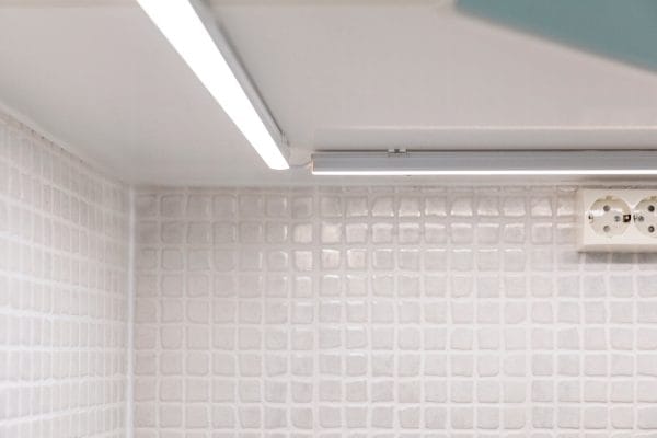 Kerrostaloasunnon valaistusremontti led-nauhalla ja halogeenin korvaavilla polttimoilla