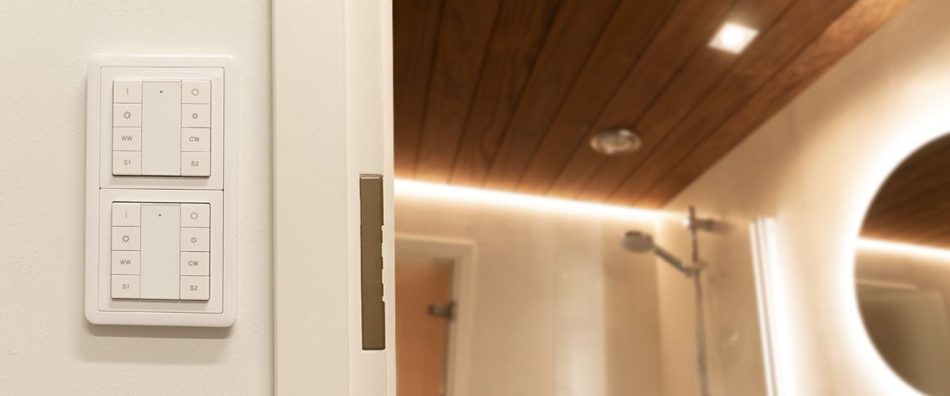Minkä valmistajien asennuskehyksiin LedStoren langattomat ohjaimet sopivat?