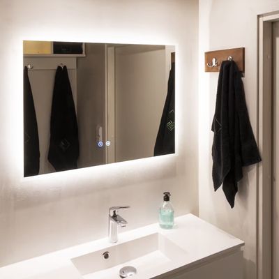 LED-kylpyhuoneen peilivalaisin — HALO 800 CCT 2.0, vedenkestävä IP55, 14W, 3000-4300-6900K, korkea CRI97, vaakasuora