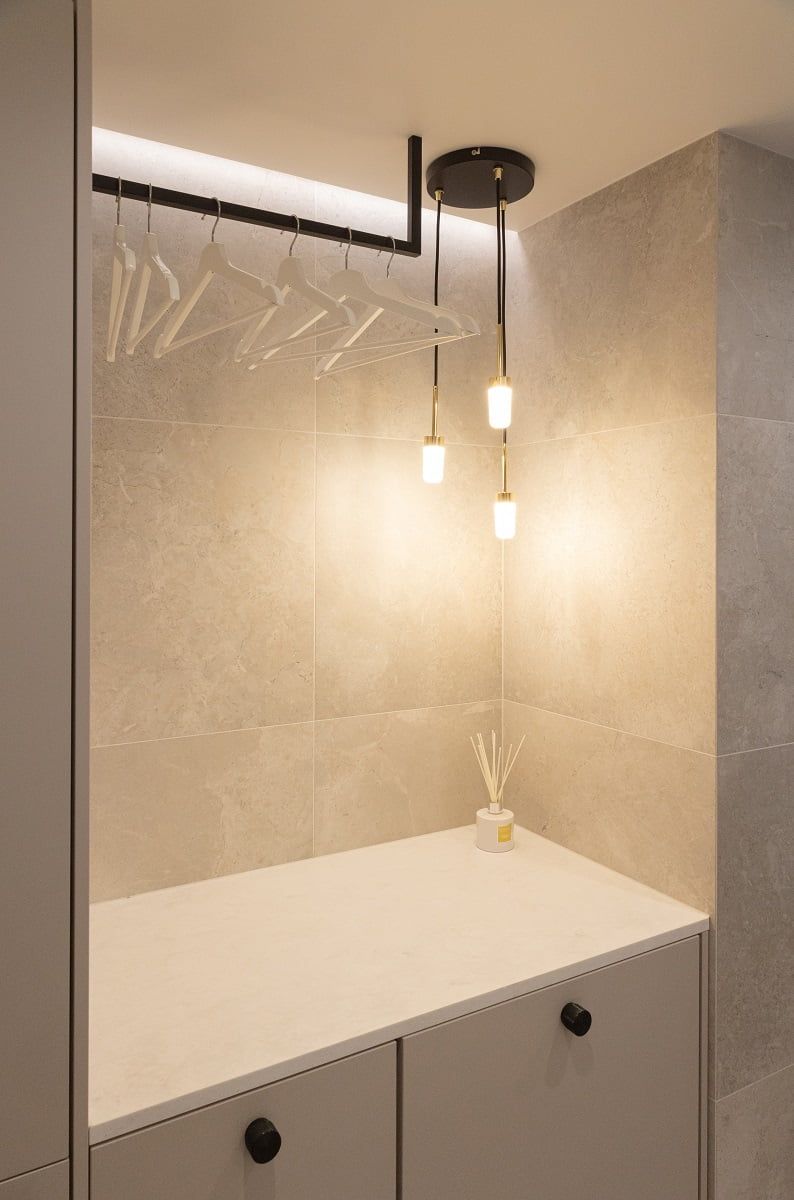 Vaatesyvennykseen kaunista valoa tuovat siro riippuvalaisin ja seinän kautta valaiseva led-nauha. © LedStore