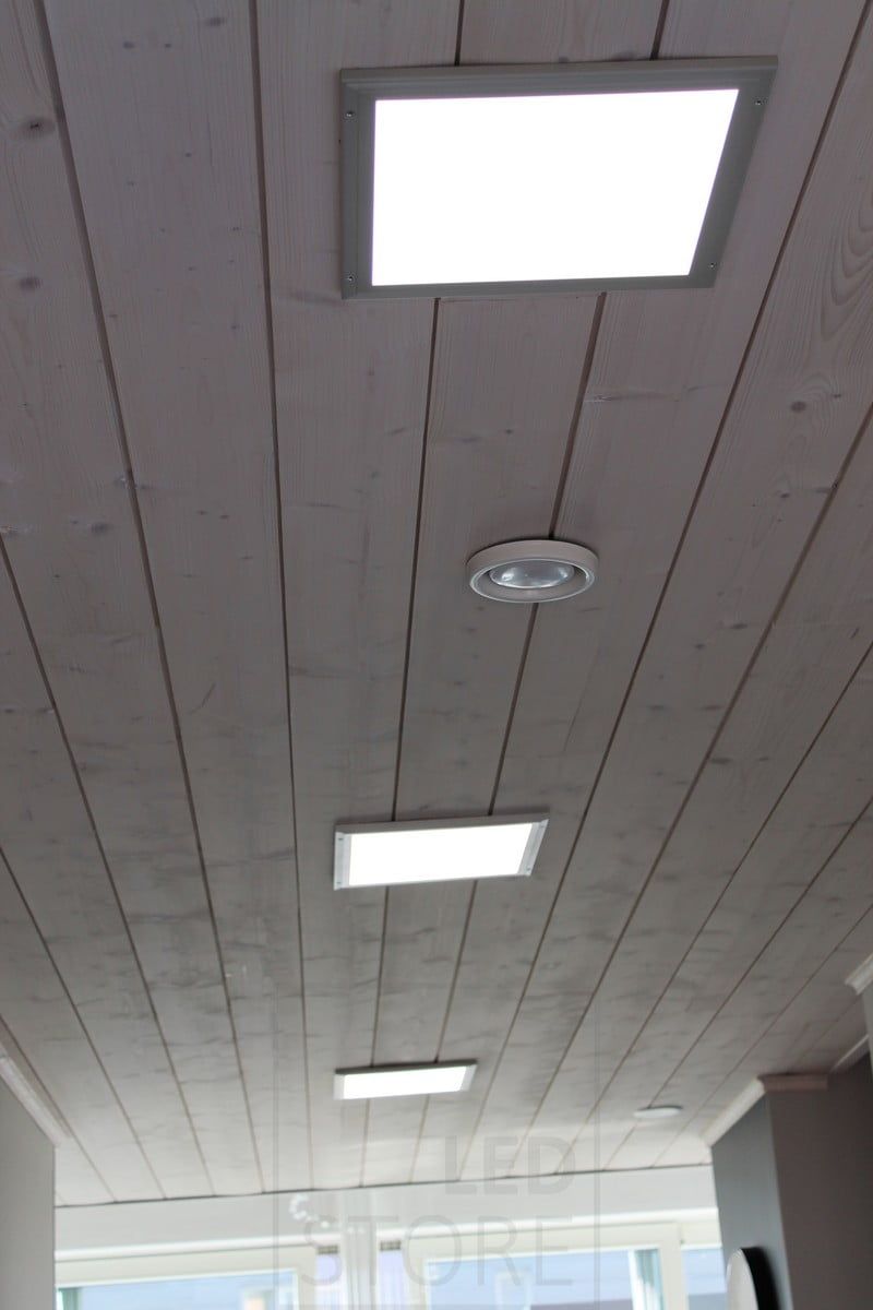 Asuntomessut 2014: 300x300 led paneelit rivissä käytävällä. Ledstore.fi