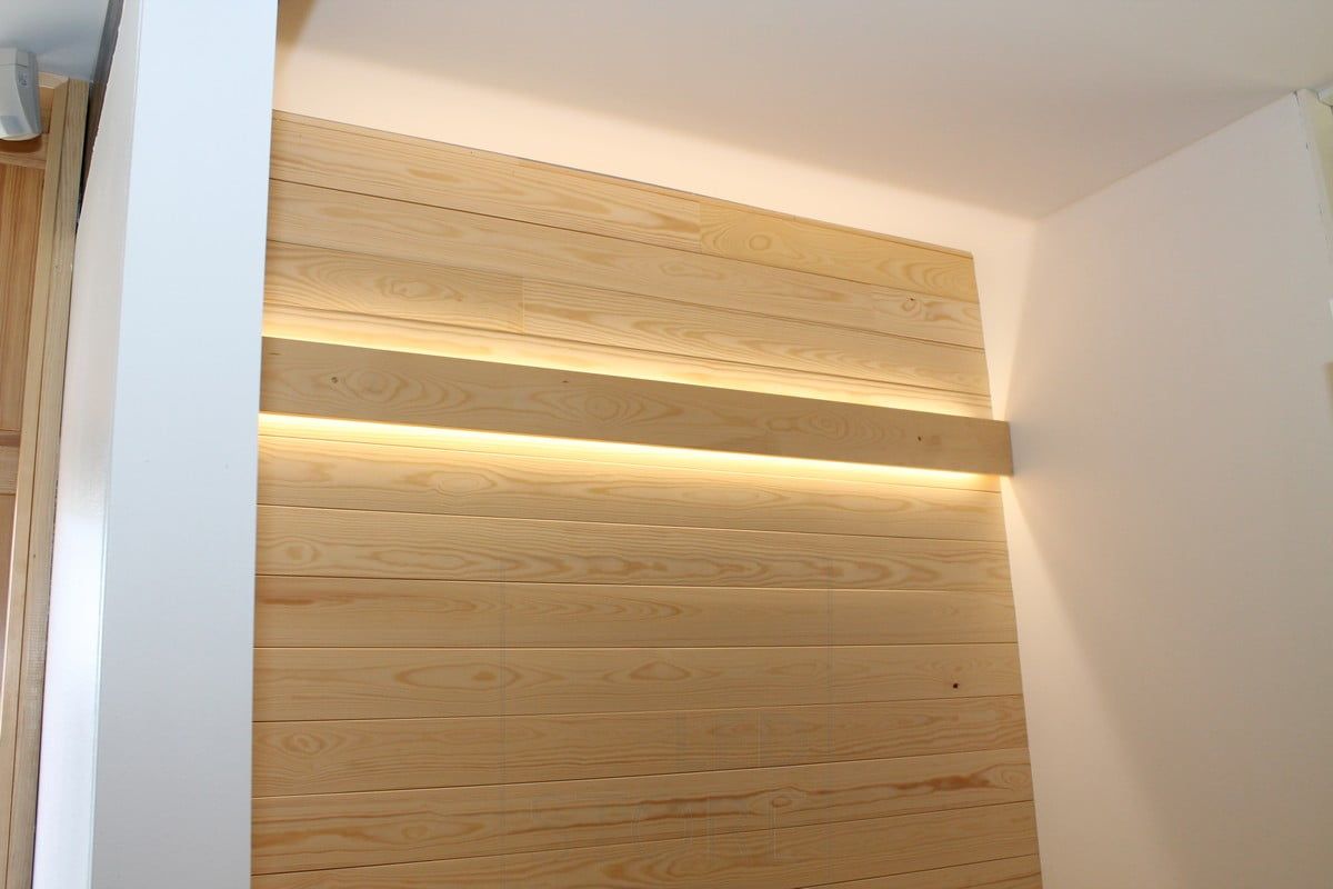 Asuntomessut 2014: Led nauhaa seinällä laudan takana epäsuorasti. Ledstore.fi