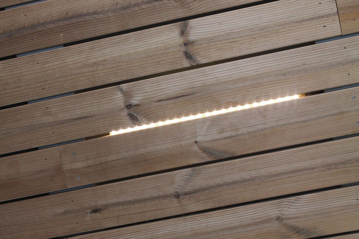 Asuntomessut 2014: Led nauhan pätkiä harvalaudan yläpuolella raossa, lähikuva. Ledstore.fi