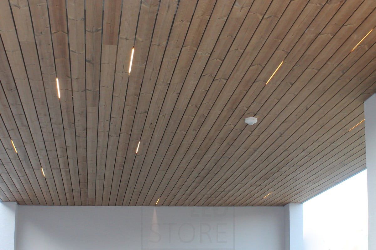 Asuntomessut 2014: Led nauhan pätkiä harvalaudan yläpuolella raossa. Ledstore.fi