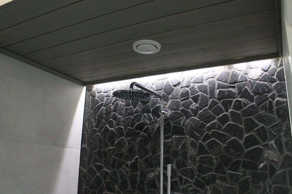 Asuntomessut 2014: Led nauha pesuhuoneessa, listan takana valaisemassa epäsuoraa valoa. Ledstore.fi