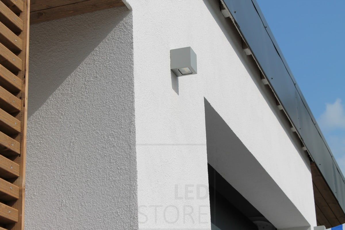 Asuntomessut 2014: CUBIC2 ulkoseinävalo valkoisella seinällä. Ledstore.fi