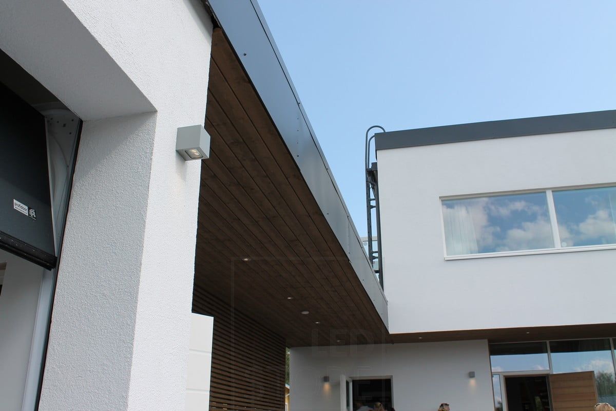 Asuntomessut 2014: CUBIC2 ulkoseinävalo lähikuvassa, terassin katossa led spotit. Ledstore.fi