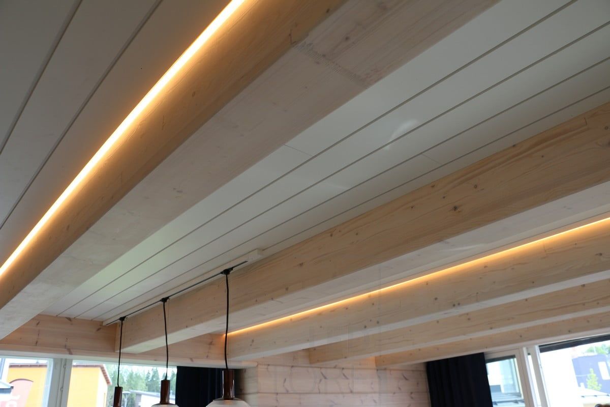 Asuntomessut 2015: Led nauha palkin kyljessä kulmaprofiilissa. Ledstore.fi