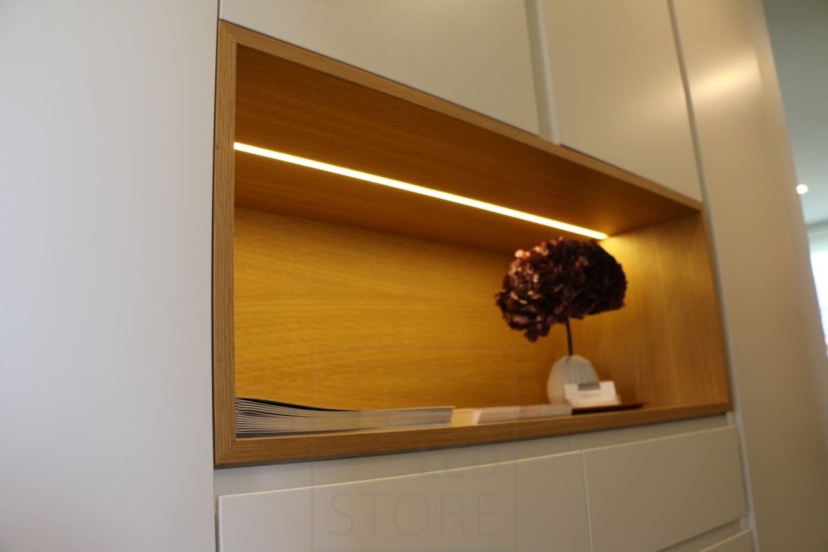 Asuntomessut 2015: led nauha upotettuna eteisen hyllysyvennykseen. Ledstore.fi
