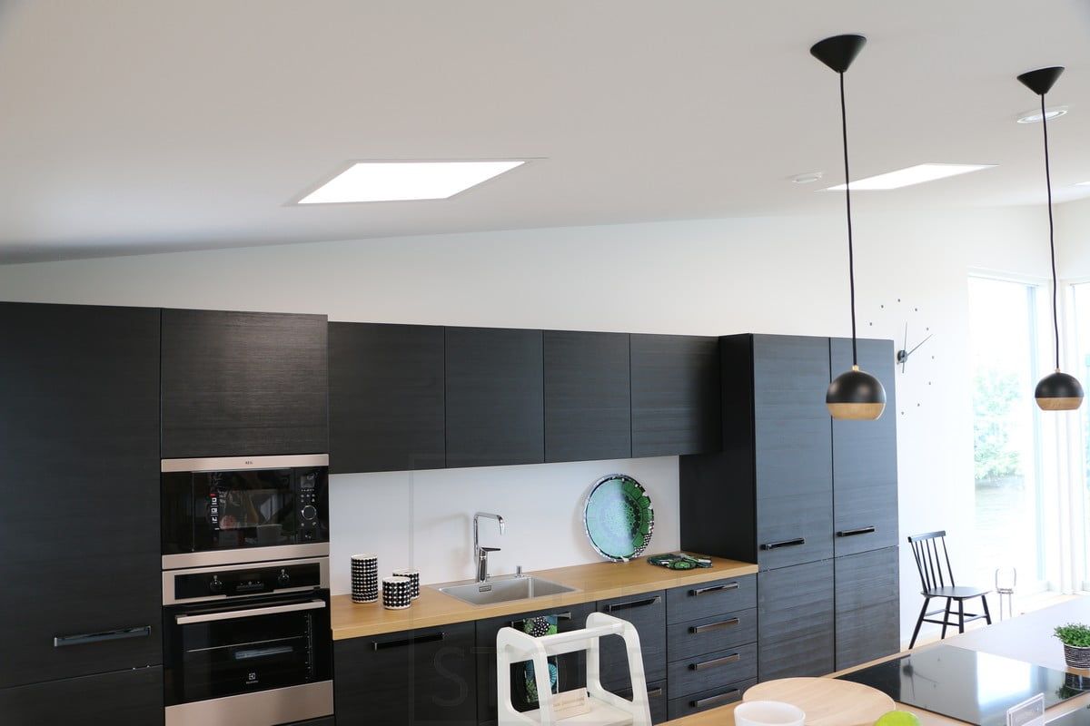 Asuntomessut 2018: 600x600 led paneelit vinossa katossa, olohuoneessa. Ledstore.fi