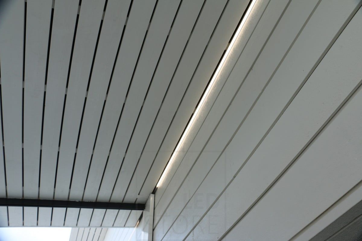 Asuntomessut 2018: Led nauha katon rajassa terassilla. Ledstore.fi