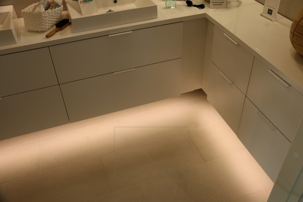 Asuntomessut 2018: WC kalusteen pohjassa L muodossa led nauhaa liiketunnistimella. Ledstore.fi