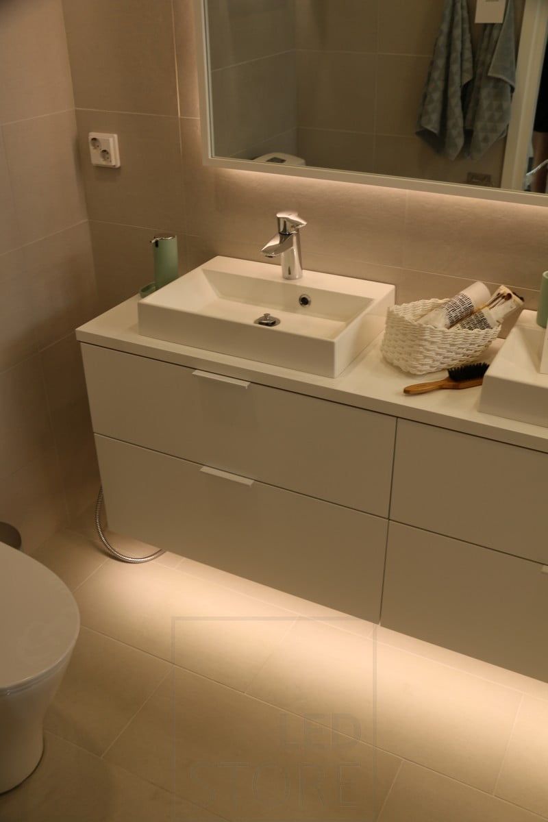 Asuntomessut 2018: WC kalusteen pohjassa led nauhaa liiketunnistimella. Ledstore.fi