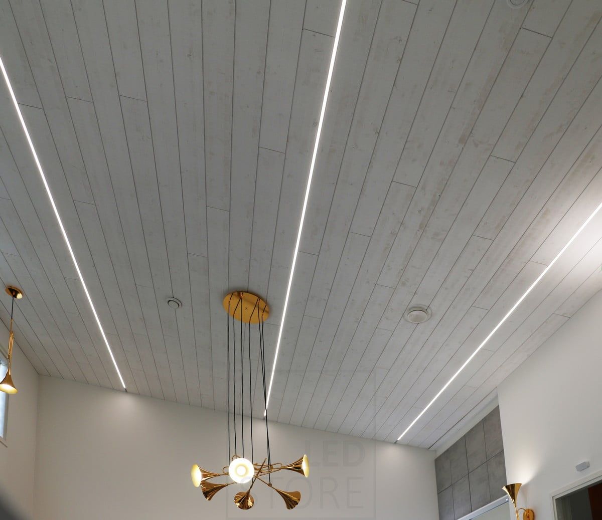 Asuntomessut 2018: Led nauhaa kapeassa profiilissa paneelien välissä. Ledstore.fi