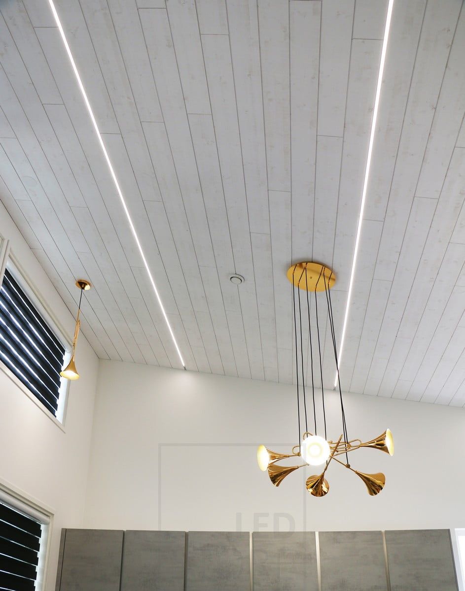 Asuntomessut 2018: led pfofiilit kattolautojen saumoissa korkeassa olohuoneessa. Ledstore.fi