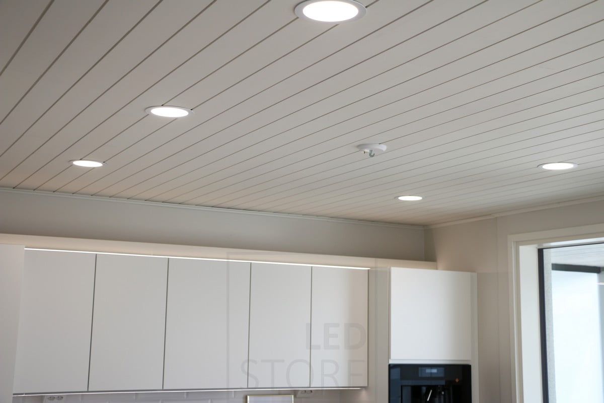 Asuntomessut 2018: 160mm pyäreä plafond paneelikatossa ja epäsuora valo keittiön kaappien päällä. Ledstore.fi