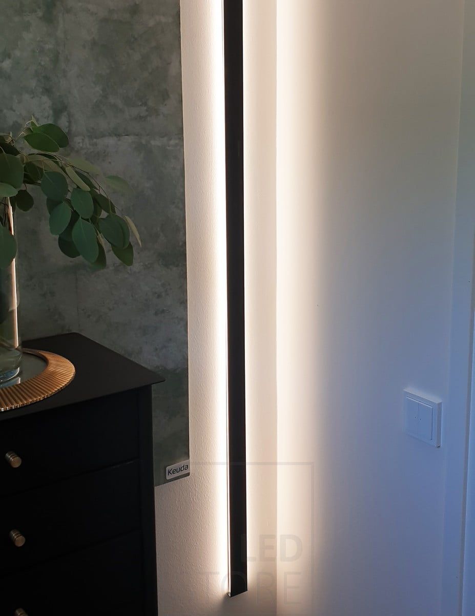 Asuntomessut 2020: Led nauha pystyssä mustassa INDIRECT 2 profiilissa WC:ssä. Ledstore.fi