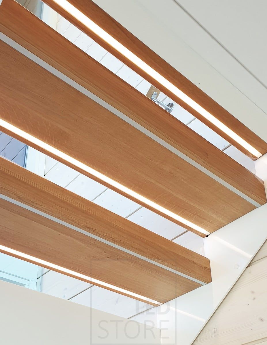 Asuntomessut 2020: led nauha porrasaskelman pohjassa upotettuna. Ledstore.fi