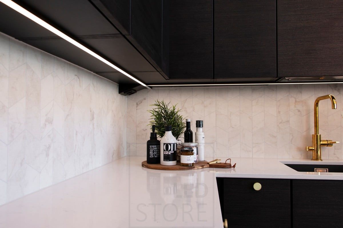 Asuntomessut 2020: Led valonauha työtasovalaistuksena, led nauha asennettuna mustaan pintaprofiiliin. Ledstore.fi