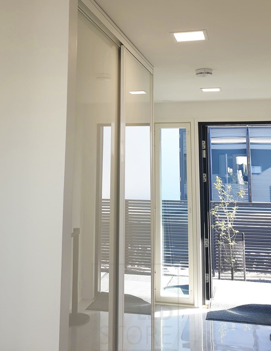 Asuntomessut: 200x200 led paneelit eteisen kastossa. Ledstore.fi