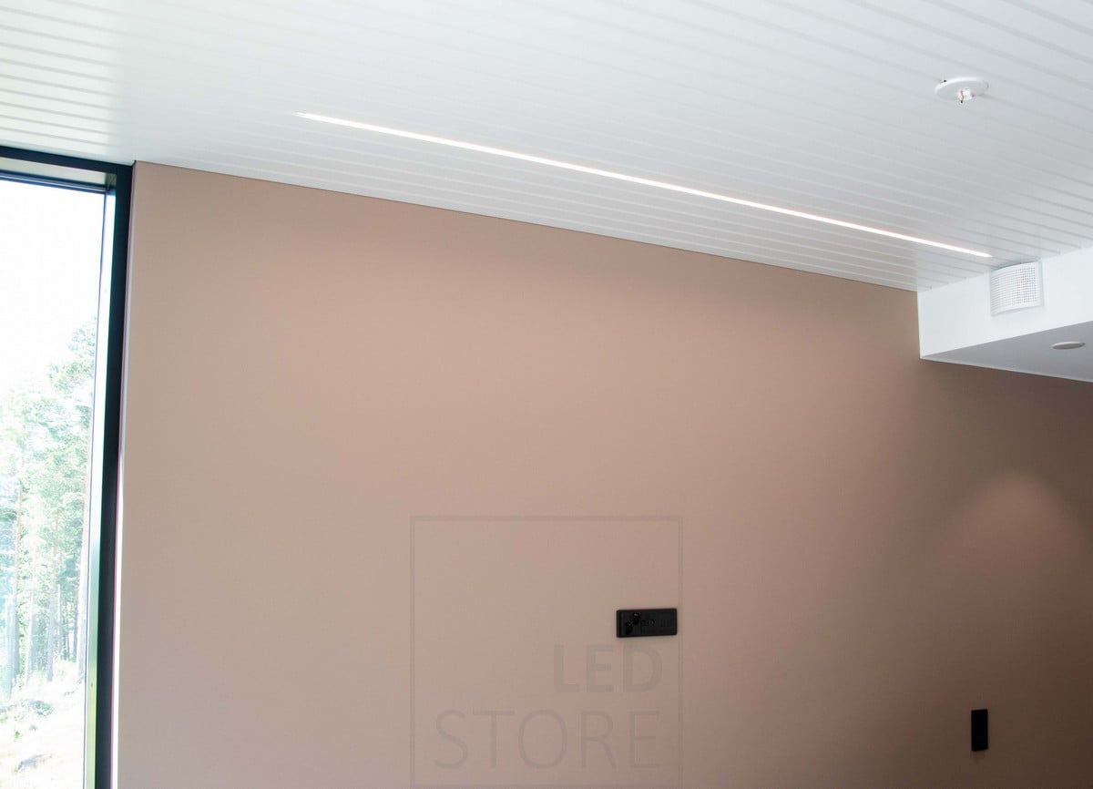 Asuntomessut 2022: Valkoinen led profiili upotettuna paneelin saumaan. Ledstore.fi