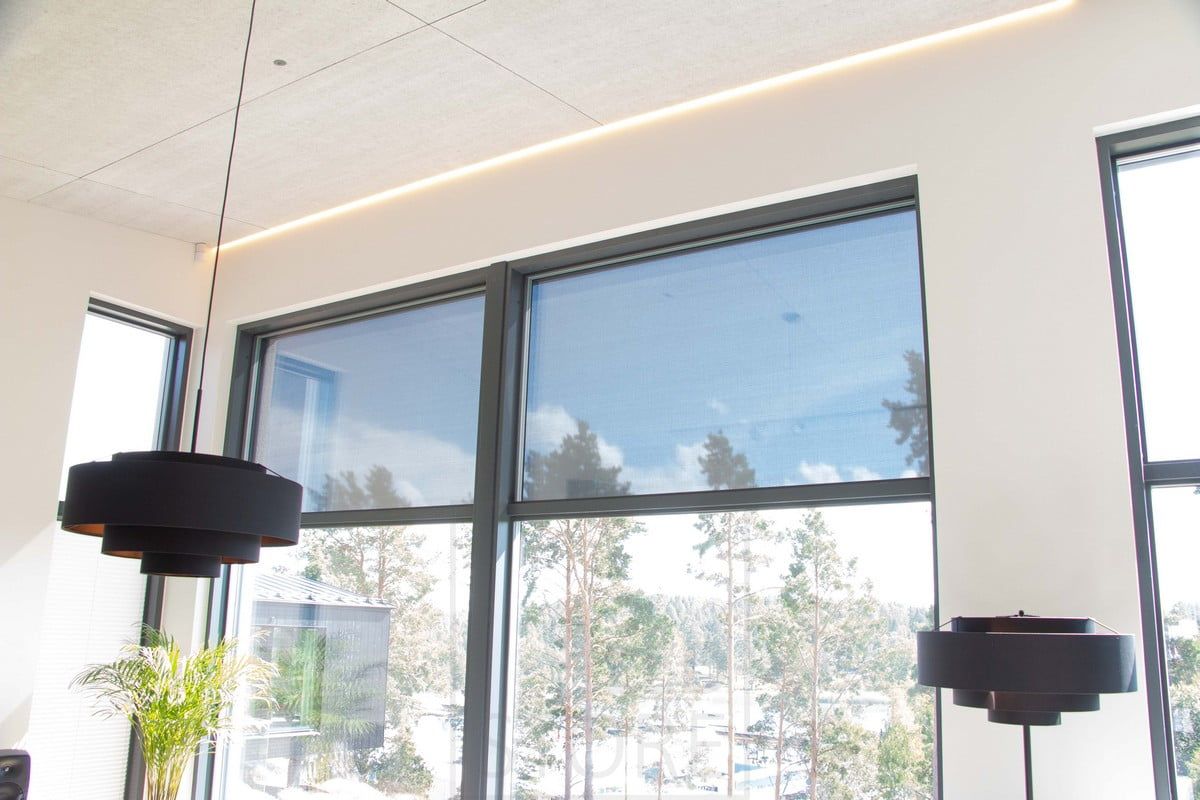 Asuntomessut 2022: Led nauha kapeassa uppoprofiilissa, KONTO akustiikkalevyn reunassa. Ledstore.fi