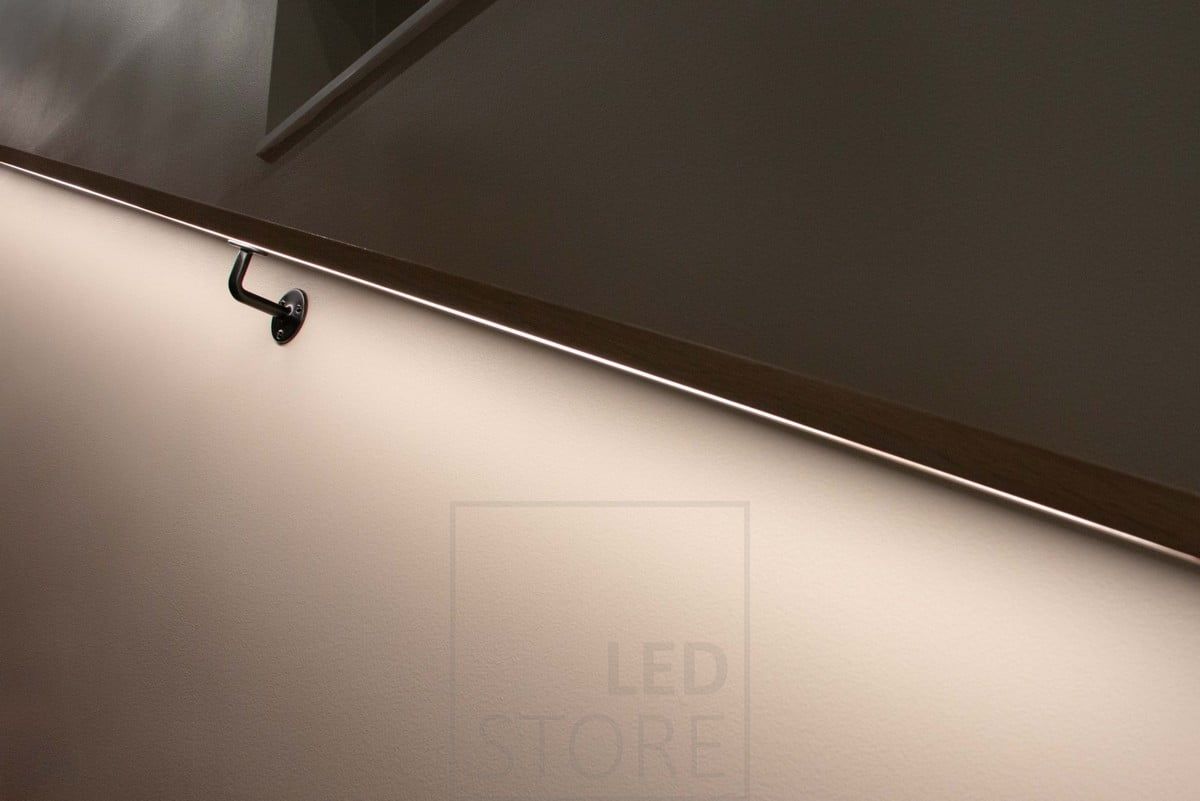 Asuntomessut 2022: led nauha uritettu käsijohteeseen portaissa. Ledstore.fi