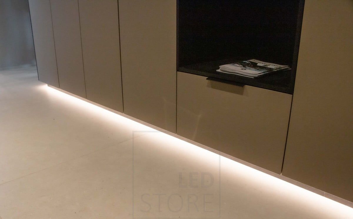 Asuntomessut 2022: Led valonauhaa profiilissa, sokkeliasennus. Ledstore.fi