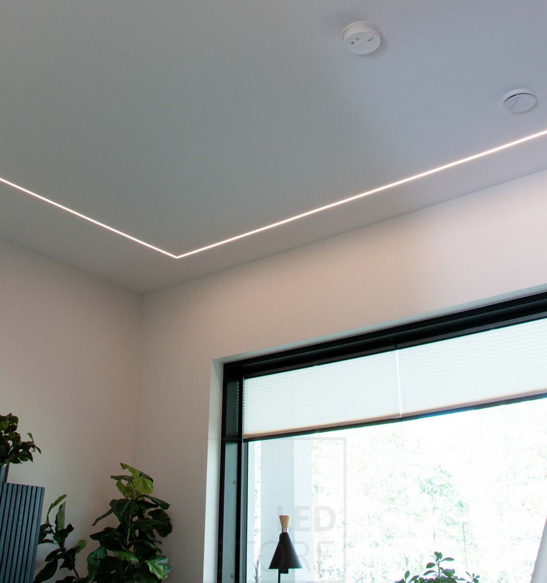 Asuntomessut 2022: Kapea led profiili upotettuna kipsikattoon L mallisesti. Ledstore.fi