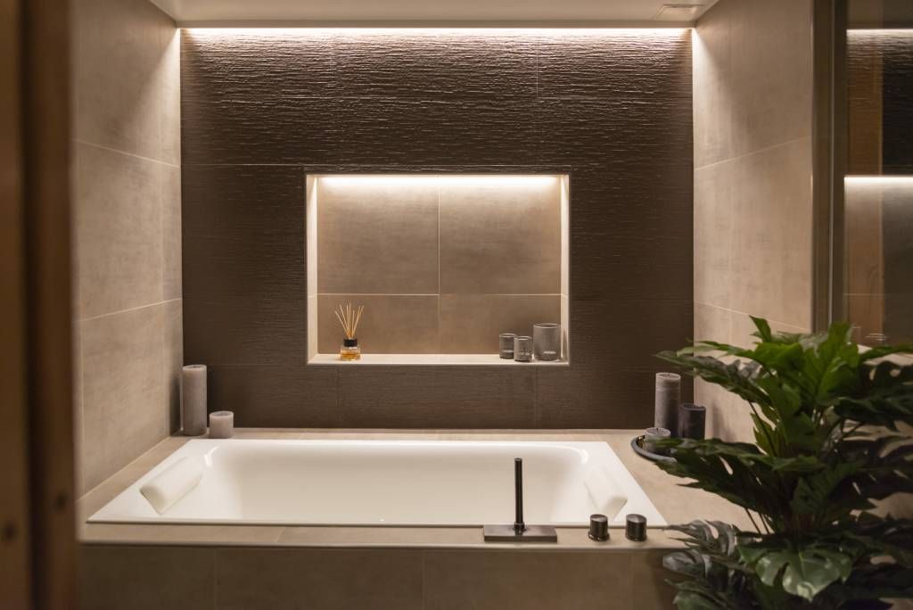 Epäsuoraa led-nauhavalaistusta spa-osastolla. LedStore.fi