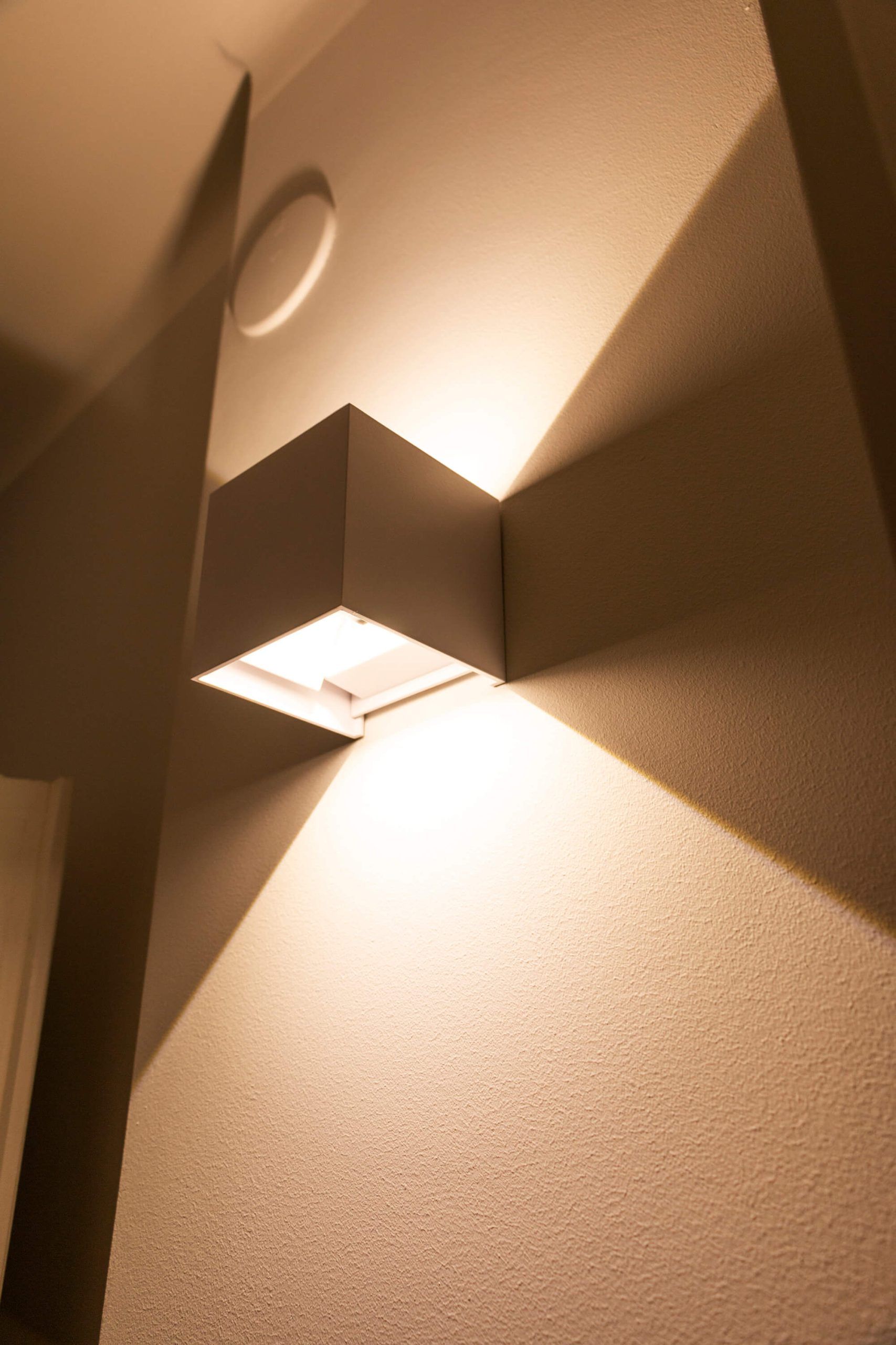 Vihreällä taustalla on valkoinen neliö ja teksti "LED STORE" lihavoituin isoin kirjaimin korostaen energiatehokkaita valaistusratkaisuja.