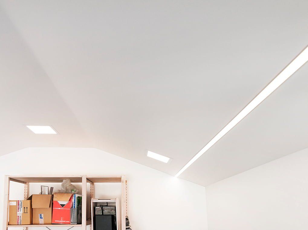 Vihreä tausta, jossa on "LED STORE" lihavoituin valkoisin kirjaimin, joka näkyy keskellä tyylikkään valkoisen neliömäisen kehyksen sisällä. Ihanteellinen visuaalinen LED-valaistuskampanjoihin.