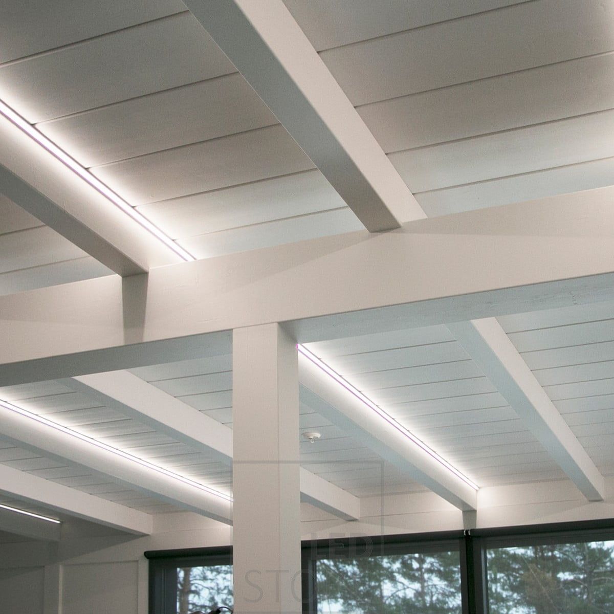 Palkkeja korostamassa led nauhat. Korostusvalo tuo myös tilaan hyvää yleisvaloa. Ledstore.fi