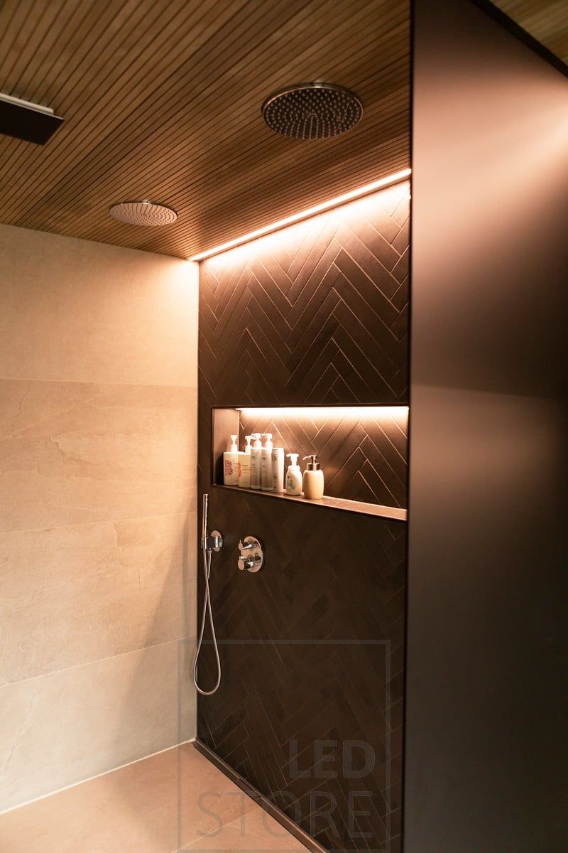 Shampoohyllyssä ja seinän vieressä led nauha luomassa epäsuoraa korostusvaloa. Led nauha uppoprofiilissa. Ledstore.fi