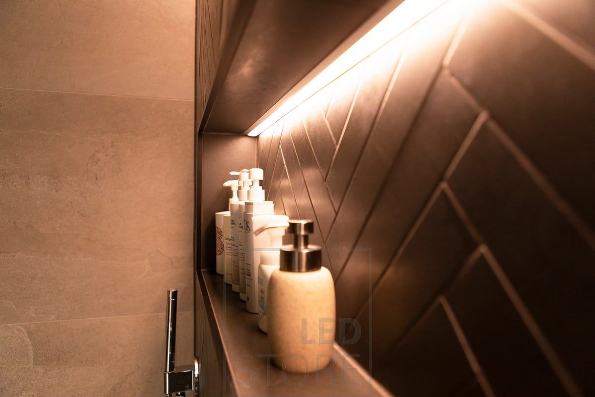 Shampoohyllyssä led nauha luomassa epäsuoraa korostusvaloa. Led nauha uppoprofiilissa. Ledstore.fi