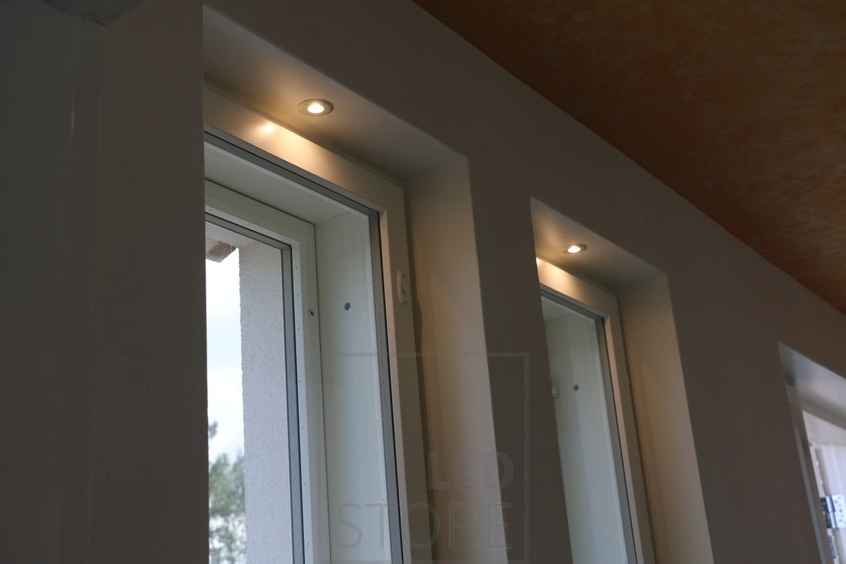 Ikkunoiden korostus pienillä, kiinteillä 3W spoteilla. Ledstore.fi