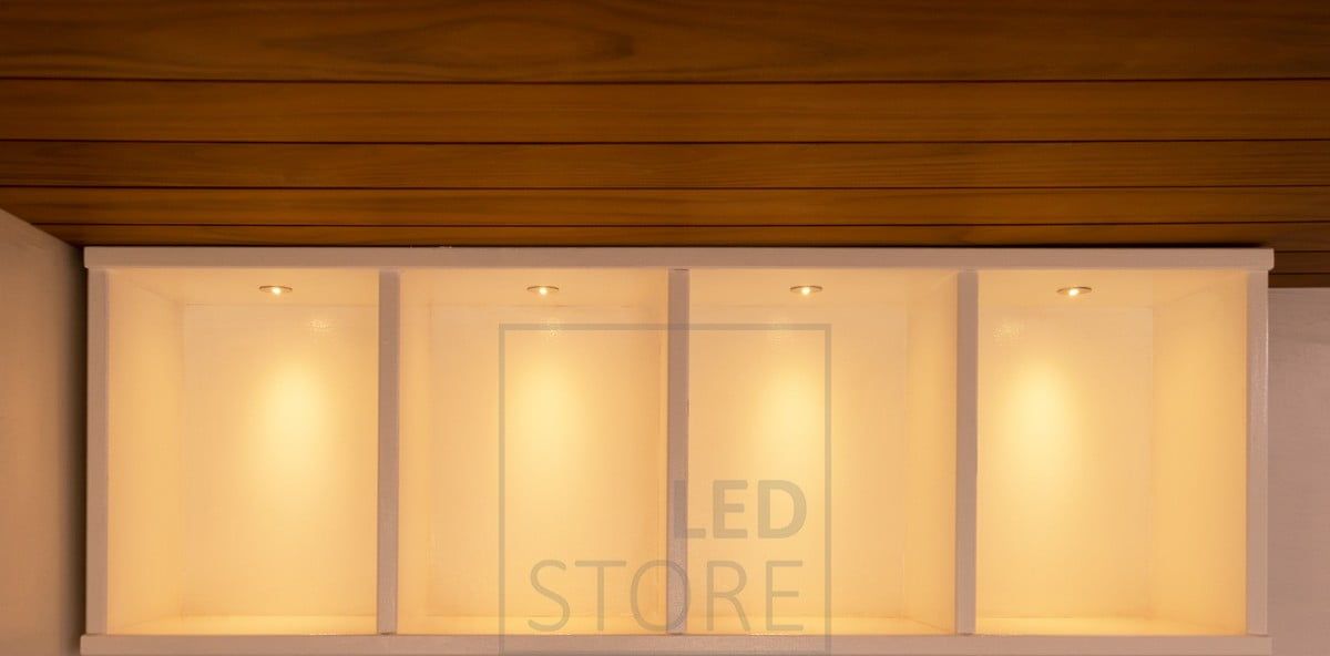 Kylpyhuoneessa hyllyissä 1 w tehoiset spottivalaisimet korostusvaloina. Ledstore.fi