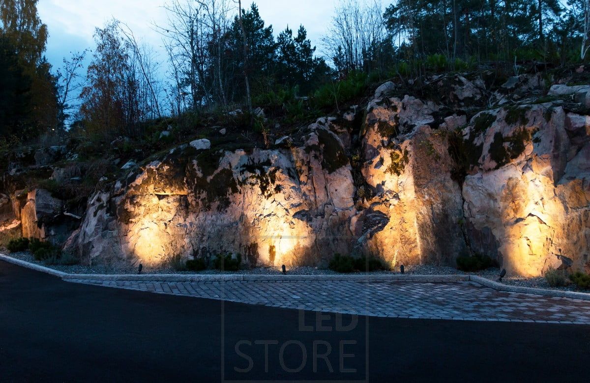 Ulkona kallion korostusvalaistusta maapiikillä. Ledstore.fi