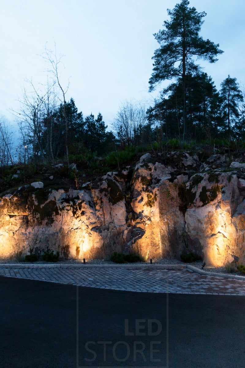 Ulkona korostusvalaistus SPIKE maapiikillä. Ledstore.fi