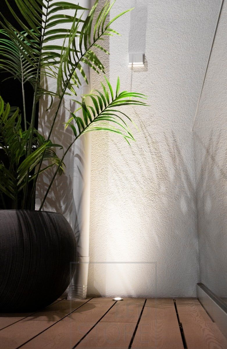 Upotettava terassivalo niin lähellä seinää että siitä saa heijastuspinnan valokeilalle. Ledstore.fi