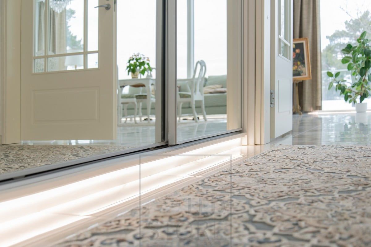 Sokkeliin asennettu led nauha valaisee eteiseen pehmeää, tunnelmallista epäsuoraa valoa. Ledstore.fi