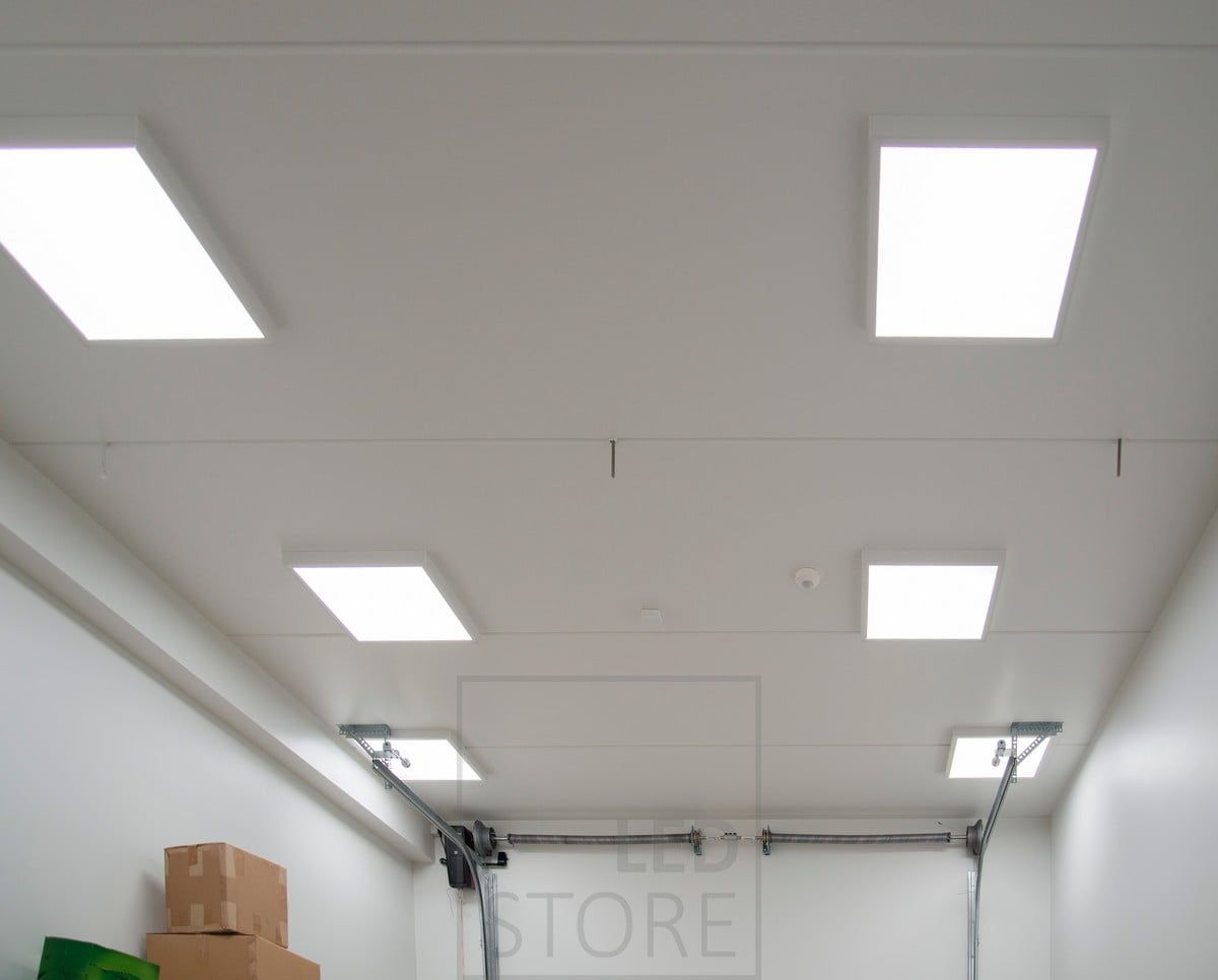 60cmx60cm paneelit katossa tuomassa tehokasta yleisvaloa varastoon. Ledstore.fi