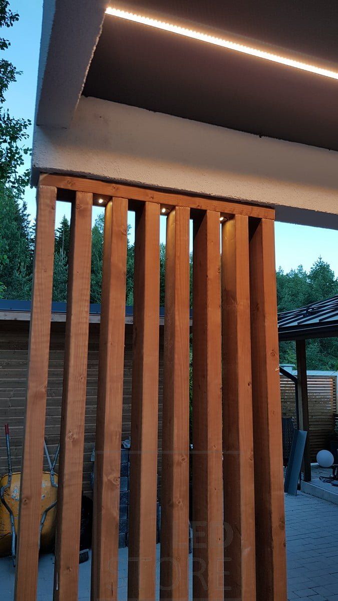 Autokatoksessa spotit rimojen välissä tunnelmavalona, katossa led nauhat kapeassa pintaprofiilissa. Ledstore.fi