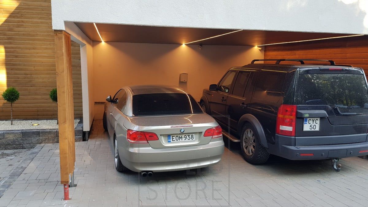 Autokatoksen katossa led nauhat kapeassa pintaprofiilissa. Ledstore.fi