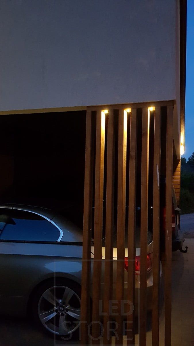 1 wattiset spotit valaisemassa rimojen välissä ja korostamassa yksityiskohtaa autokatoksen sivulla. Ledstore.fi