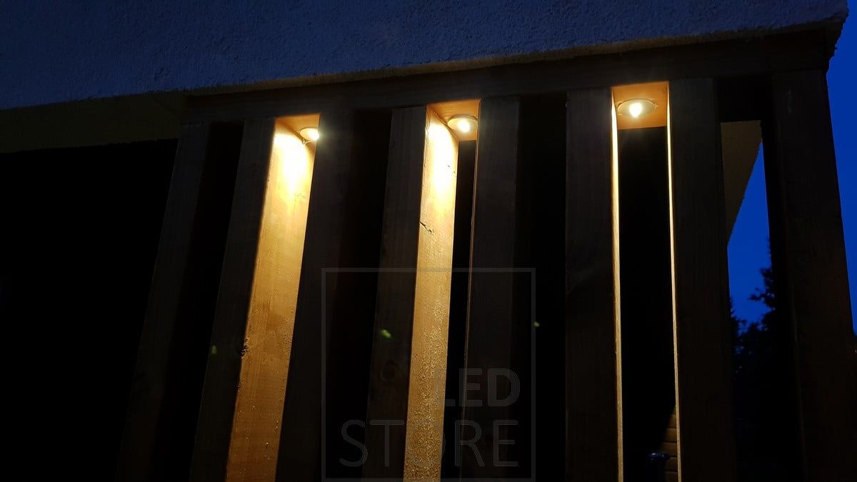 1 wattiset spotit valaisemassa rimojen välissä ja korostamassa yksityiskohtaa. Ledstore.fi