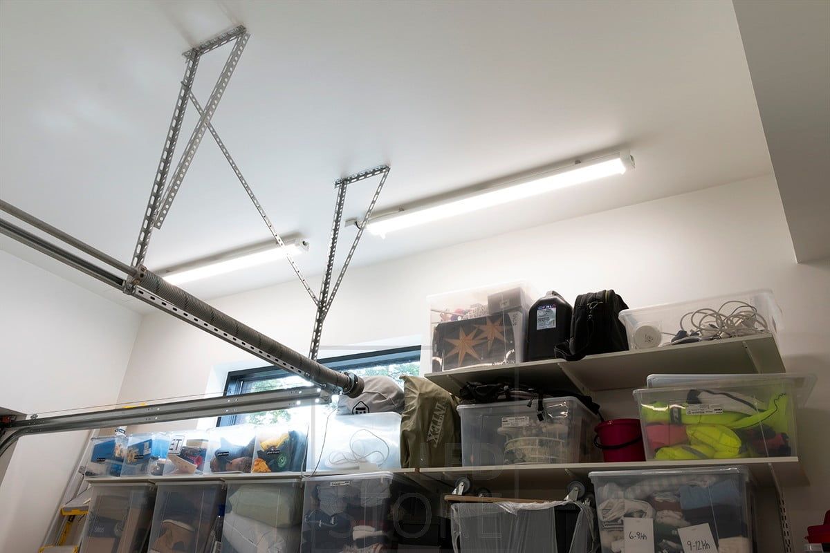 Jana-valaisimet varaston katossa valaisemassa tehokkaasti tilan. Ledstore.fi