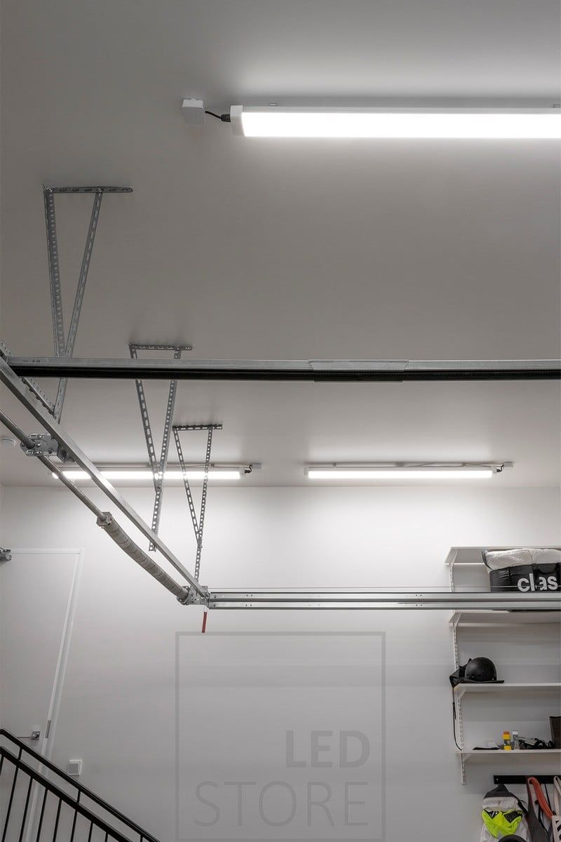 Jana-valaisimet katossa. Valaisin on tehokas ja valon värilämpötila on 3500K. Ledstore.fi